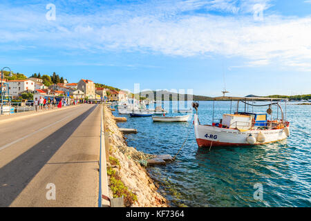 ROGOZNICA TOWN, Croazia - il Sep 5, 2017: Strada a Rogoznica città vecchia e barche di pescatori sulla costa del mare, Dalmazia, Croazia. Foto Stock