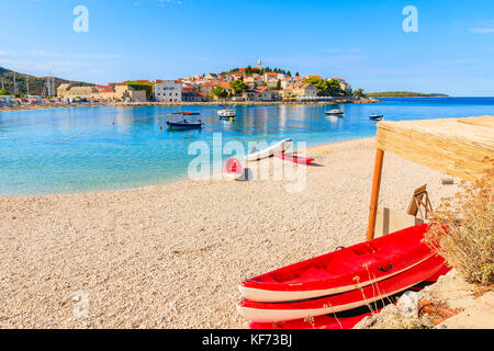 Red kayak sulla bellissima spiaggia nella città di Primosten, Dalmazia, Croazia Foto Stock