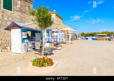 PRIMOSTEN, Croazia - il Sep 5, 2017: bancarelle con artigianato locale negozio di souvenir in Primošten città vecchia, Dalmazia, Croazia. Foto Stock