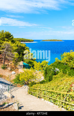 Passi per la piccola baia con spiaggia vicino alla città di Primosten, Dalmazia, Croazia Foto Stock