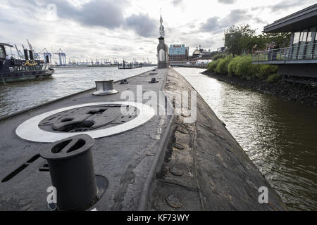 Il sottomarino U-434 ad Amburgo, Germania, che lasciò i cantieri navali russi nel 1976. Fu costruito in soli otto mesi. Fu assegnato alla flotta sovietica del Mare del Nord, dove prestò servizio fino all'aprile 2002; da quell'anno, fu esposto al pubblico. Questo sottomarino è uno dei più grandi sottomarini non nucleari del mondo ed è stato utilizzato principalmente in attività di spionaggio. Dove: Amburgo, Amburgo, Germania quando: 24 set 2017 credito: Oscar Gonzalez/WENN.com Foto Stock