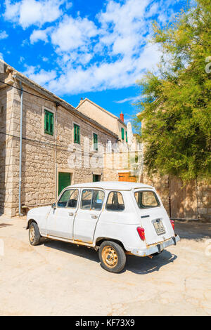 Città di Primosten, Croazia - 5 Sep, 2017: retrò classico parcheggio auto di fronte a una casa in Primošten città vecchia, Dalmazia, Croazia. Foto Stock