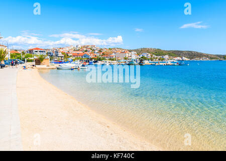 Spiaggia poco profonda con mare cristallino acqua nella città di Rogoznica, Dalmazia, Croazia Foto Stock