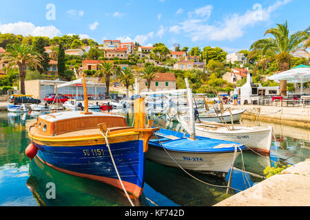 SPLITSKA PORT, ISOLA DI BRAC - 7 SET 2017: barche da pesca ancoraggio in Splitska villaggio con una bellissima porta, isola di Brac, Croazia. Foto Stock