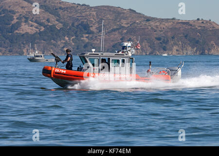 Coast Guard MSST in un difensore-barca di classe, aka barca di risposta - Piccolo (RB-S), pattuglie di San Francisco Bay durante il 2017 flotta le attività della settimana. Foto Stock