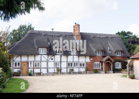 Con il tetto di paglia Cider Mill House, High Street, Welford-on-Avon, Warwickshire, Inghilterra, Regno Unito Foto Stock