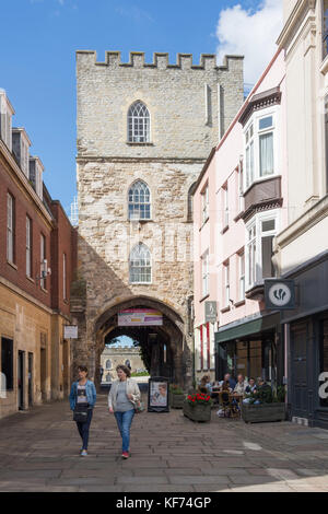 La porta del castello, Castle Green, Taunton, Somerset, Inghilterra, Regno Unito Foto Stock