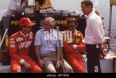 Quattro famosi piloti; l-r, Danny Sullivan, Roger Penske, Rick Mears e piedi, Bobby Unser durante la Meadowlands GP in East Rutherford, NJ Foto Stock