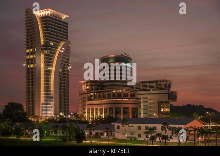 Vista di un moderno edificio a putrajaya durante il tramonto. putrajaya è la nuova capitale amministrativa della Malesia Foto Stock