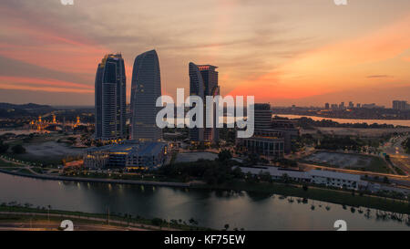 Vista di un moderno edificio a putrajaya durante il tramonto. putrajaya è la nuova capitale amministrativa della Malesia Foto Stock