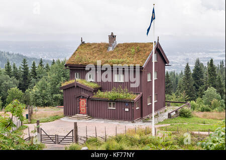 Oslo, Norvegia. Tappeto erboso tradizionale con tetti casa in legno nella periferia di sopra della città Foto Stock