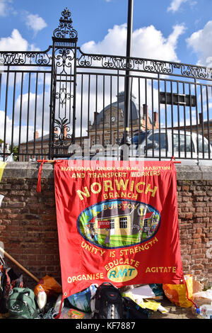 RMT protezioni su colpire oltre il conducente solo treni, Norwich stazione ferroviaria, Norfolk. Ottobre 2017 Foto Stock