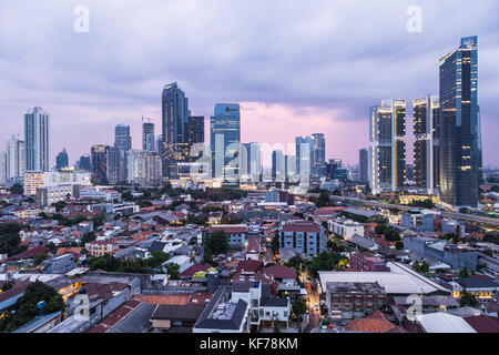 GIACARTA, INDONESIA - 15 OTTOBRE 2017: Il sole tramonta sul quartiere degli affari di Giacarta con alti edifici per uffici e lussuose torri condominiali in indonesiano Foto Stock