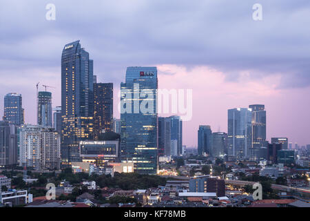 GIACARTA, INDONESIA - 15 OTTOBRE 2017: Il sole tramonta sul quartiere degli affari di Giacarta con alti edifici per uffici e lussuose torri condominiali in indonesiano Foto Stock