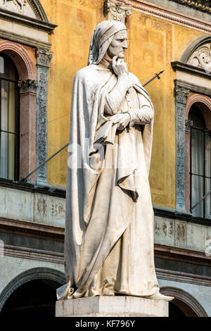 Statua di Dante Alighieri, il grande poeta italiano in Piazza Piazza dei Signori, Verona, Veneto, Italia Foto Stock