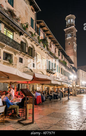 Vista notturna di Piazza delle Erbe o Market Square, Verona, Veneto, Italia Foto Stock