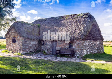 Il vecchio Leanach cottage con il tetto di paglia al Culloden Battlesite sito vicino a Inverness, Scotland, Regno Unito Foto Stock