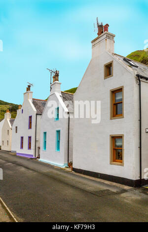 Molte delle case hanno finestra colorata circonda nel piccolo scozzese del villaggio di pescatori di Pennan, Aberdeenshire, Scotland, Regno Unito Foto Stock