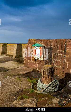 Il porto con il piccolo scozzese del villaggio di pescatori di Pennan, Aberdeenshire, Scotland, Regno Unito Foto Stock