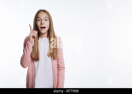 Bella ragazza adolescente sollevando il dito avente idea Foto Stock