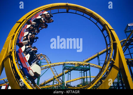 Il looping Star roller coaster, Butlins Ayr, Wonderwest mondo holiday camp, Scotland, Regno Unito. Foto Stock
