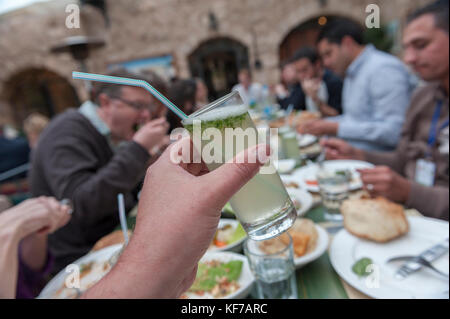 Bicchiere di limone e menta bevanda, haret jdoudna, Madaba, Giordania, medio oriente Foto Stock