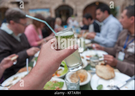 Bicchiere di limone e menta bevanda, haret jdoudna, Madaba, Giordania, medio oriente Foto Stock