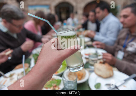 Bicchiere di limone e menta bevanda, haret jdoudna, Madaba, Giordania, medio oriente Foto Stock