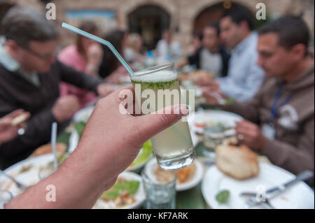 Bicchiere di limone e menta bevanda, haret jdoudna, Madaba, Giordania, medio oriente Foto Stock