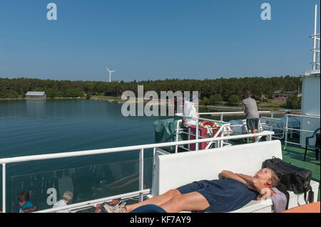 Passeggeri a bordo la linea sud (Södra linjen) Ålandstrafiken traghetto. M/S Ejdern lasciando Sottunga. Isole Åland in Finlandia Foto Stock