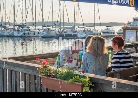 I clienti del ristorante Buffalo, Korpo, arcipelago di Turku, Finlandia Foto Stock