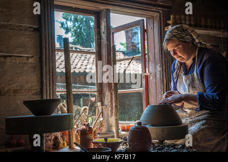 Dimostrazione di ceramica. Artigianato Luostarinmäki Museum Turku Finlandia Foto Stock