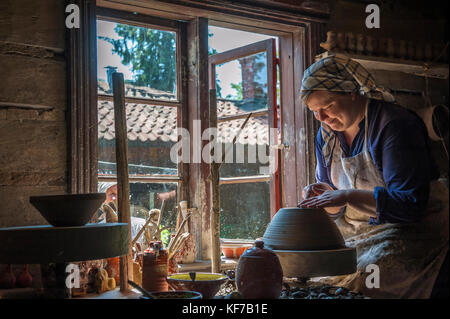 Dimostrazione di ceramica. Artigianato Luostarinmäki Museum Turku Finlandia Foto Stock