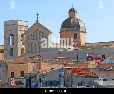 La cittadella vecchia di Cagliari, Sardegna, con la cattedrale e la sua cupola domina il roof-top Foto Stock