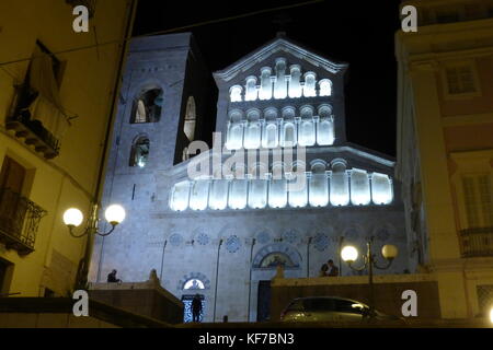 I riflettori della facciata del duomo di Cagliari, Sardegna, dedicata alla Vergine Maria e di santa Cecilia Foto Stock