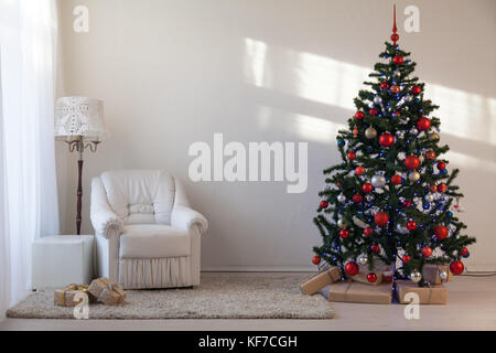 Albero di natale con i regali di Natale in sala bianca per natale Foto Stock