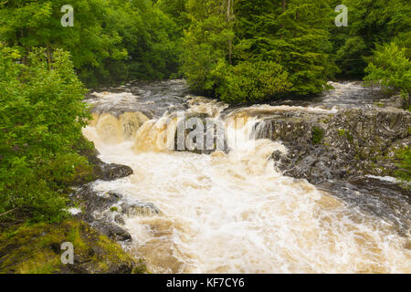 Il fiume Llugwy, affluente del fiume Conwy, con la sua sorgente sulle montagne della Snowdonia, attraversa il villaggio di Betws y Coed Foto Stock