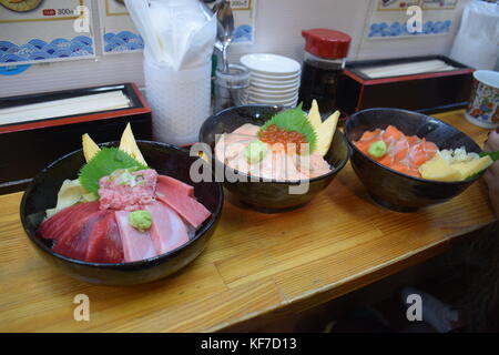 Bocce di sashimi giapponese in un ristorante nel mercato tsukiju, Tokyo - Giappone Foto Stock