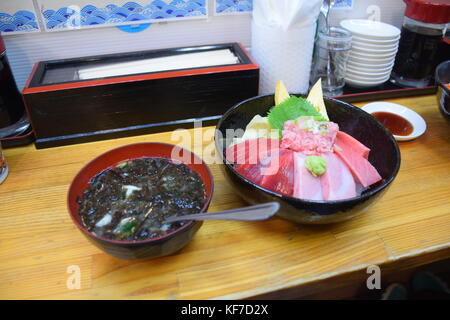 Bocce di sashimi giapponese in un ristorante nel mercato tsukiju, Tokyo - Giappone Foto Stock