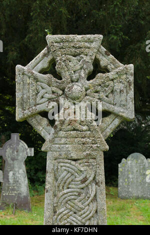 Un vecchio gallese stile celtico croce di pietre tombali decorate con trifoglio celtico e nodi di Saint Michaels cantiere della chiesa Betws y Coed Galles Foto Stock