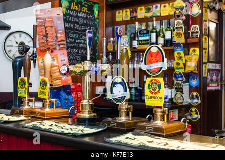 Tipico pub interno mostra botte ale pompe a mano e retro della zona che serve Foto Stock