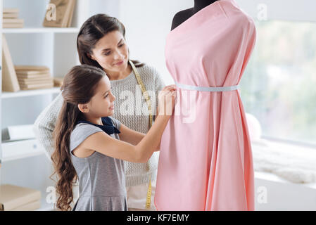 Positiva la ragazza carina learning design vestiti Foto Stock