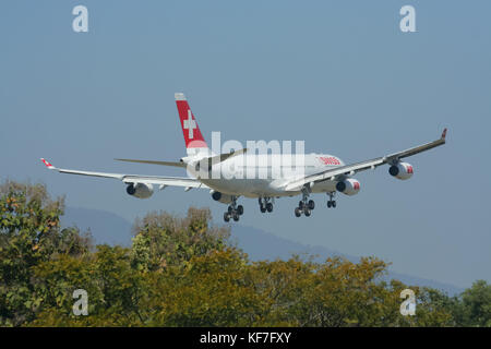 Chiangmai thailandia - 2 dicembre 2008: hb-jmi Airbus A340-300 di Swissair, atterrando all aeroporto di chiangmai da Zurigo . Foto Stock