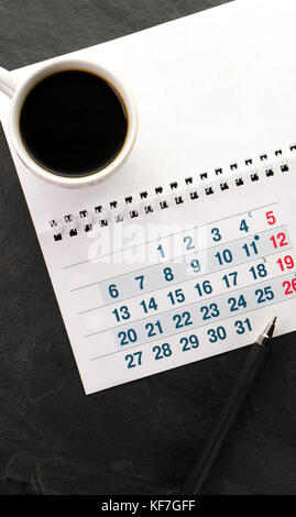 Venerdì nero, calendario, penna e la tazza di caffè con close-up verticale Foto Stock