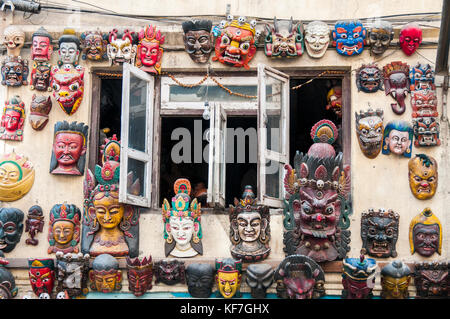 Souvenir esposti a Jhochhen Tole, l'originale 'Freak Street' dei viaggiatori via terra di Kathmandu, Nepal Foto Stock