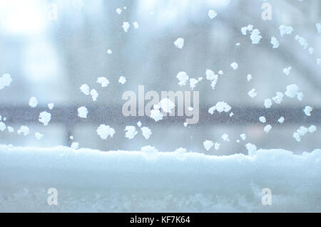 Snowbound window close-up, piscina stagionale. condizioni di tempo di inverno. nevoso inverno sfondo. Foto Stock