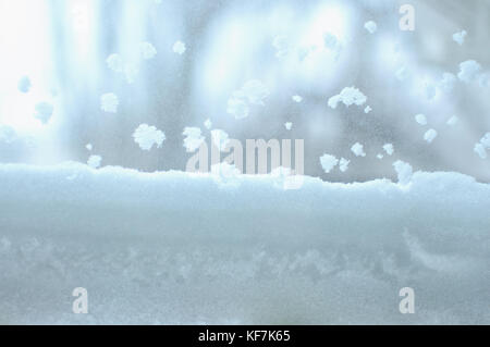 Snowbound window close-up, piscina stagionale. condizioni di tempo di inverno. nevoso inverno sfondo. Foto Stock