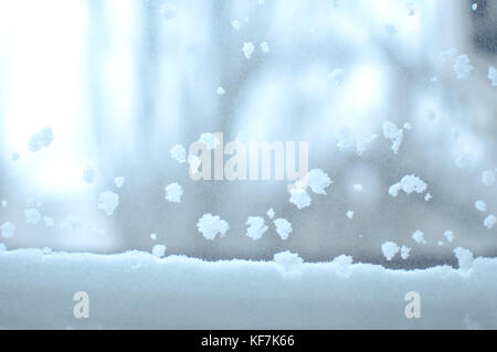 Snowbound window close-up, piscina stagionale. condizioni di tempo di inverno. nevoso inverno sfondo. Foto Stock