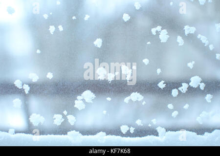 Snowbound window close-up, piscina stagionale. condizioni di tempo di inverno. nevoso inverno sfondo. Foto Stock