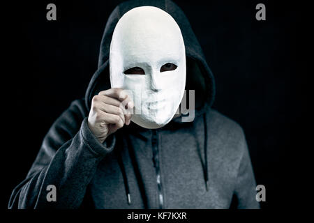 Uomo con maschera bianca per nascondere il suo volto Foto Stock